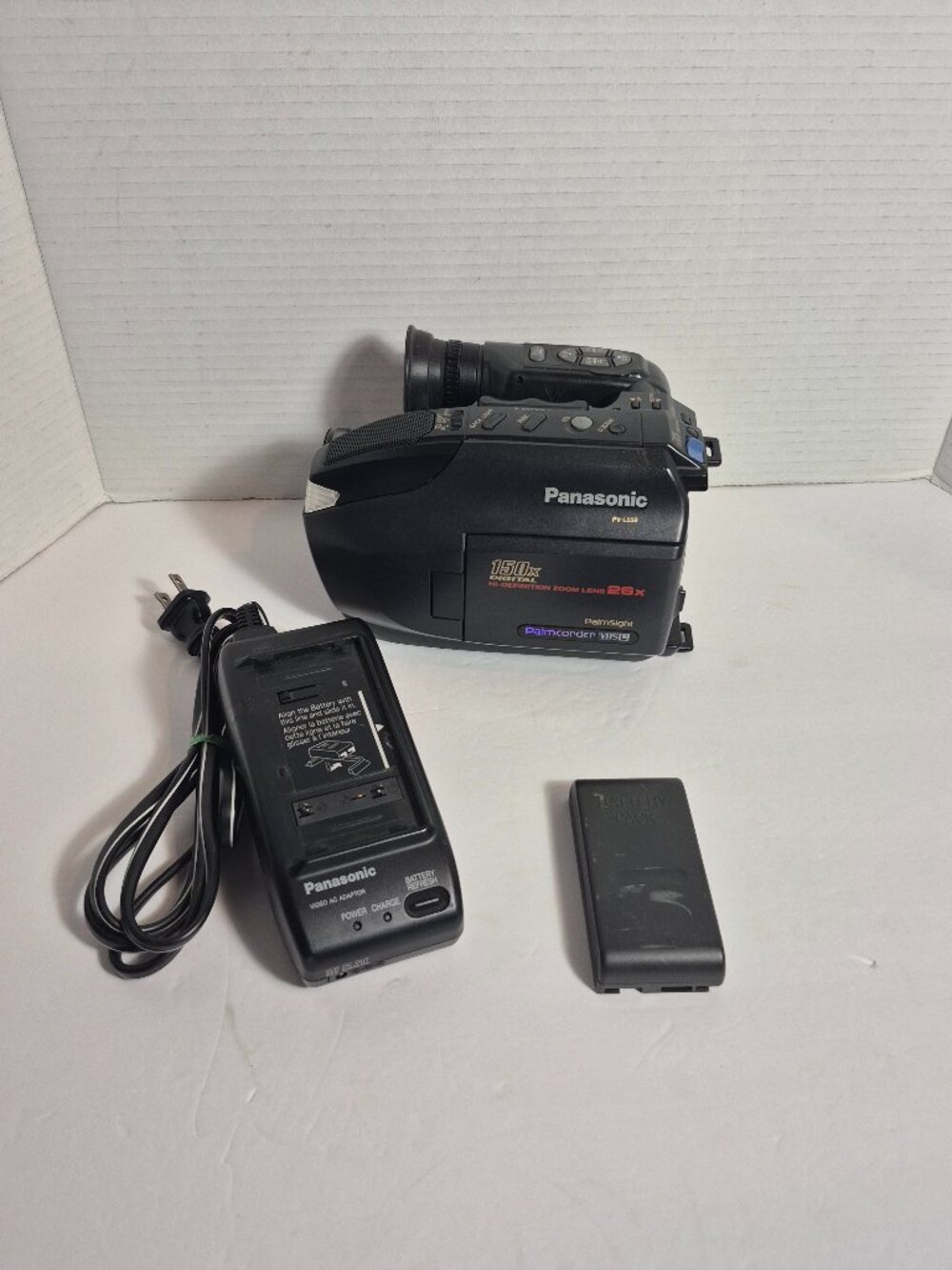 Panasonic PV-L559D Palmcorder VHS Camcorder Black w/ Battery & Charger Untested